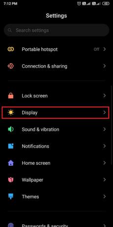 Localize e abra a seção Display. | Como alterar o tipo de fonte em seu telefone Android