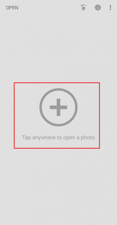 Spustite aplikáciu Snapseed a klepnutím na ľubovoľné miesto na obrazovke vyberte požadovanú fotografiu z telefónu