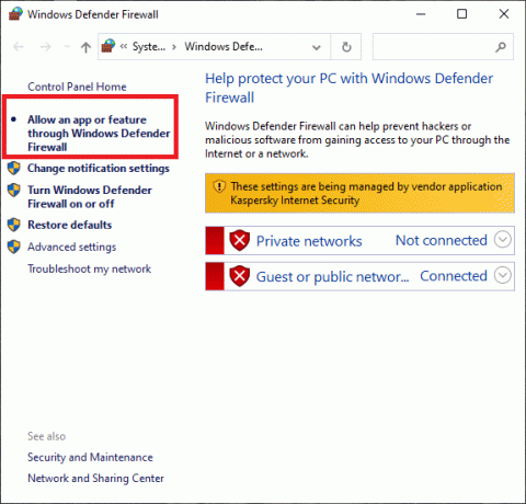 Kairėje pusėje pasirinkite Leisti programą arba funkciją naudodami „Windows Defender“ užkardos parinktį.