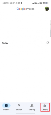 Стартирайте приложението Google Photos на вашето устройство и отидете в библиотеката