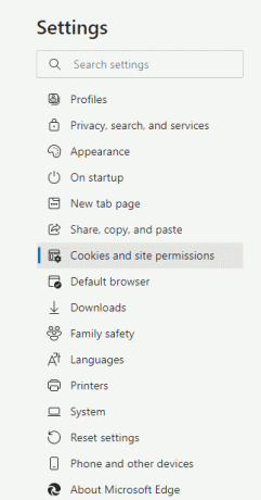 Aici, navigați la Cookie-uri și permisiuni de site și faceți clic pe el.