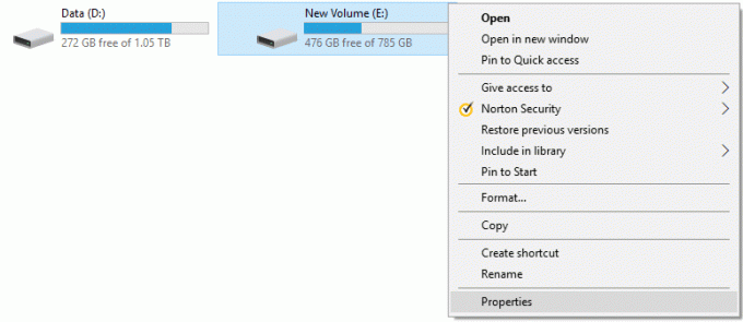 NTFS 드라이브를 마우스 오른쪽 버튼으로 클릭한 다음 속성을 선택합니다.