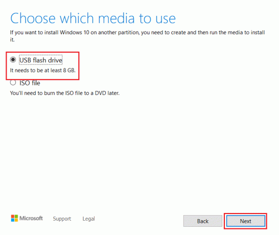 seleccione la opción de unidad flash USB y haga clic en Siguiente en la configuración de la herramienta de creación de medios de instalación de Windows 10