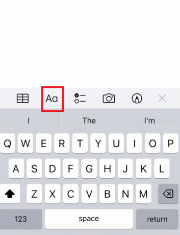اضغط على أيقونة Aa أعلى لوحة المفاتيح | كيفية عمل يتوسطه خط على Instagram