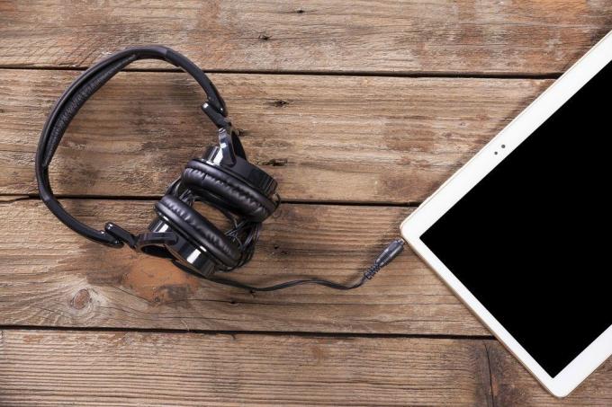 Shutterstock 헤드폰 태블릿 음악 Tidal