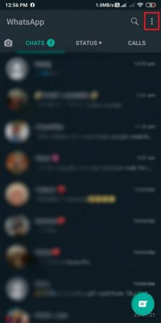 Tryk på tre lodrette prikker i øverste højre hjørne af skærmen. | Sådan muter du Whatsapp-opkald på Android?