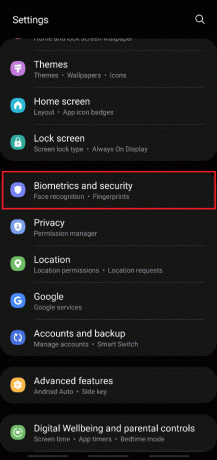 Померите се надоле и додирните опцију Биометрија и безбедност са листе
