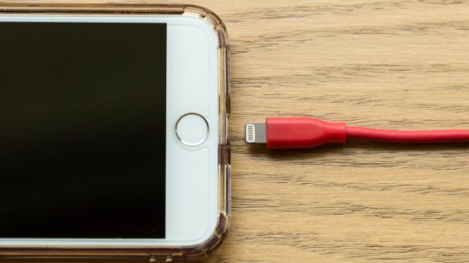 iPhone-batteriet tømmes under lading